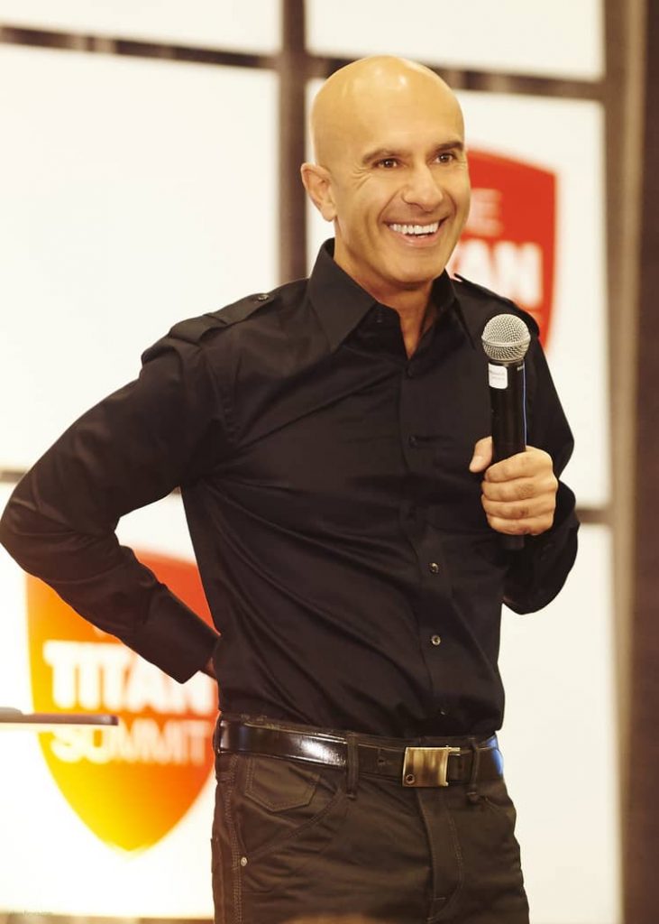 Motivational speaker Robin Sharma giving a talk.